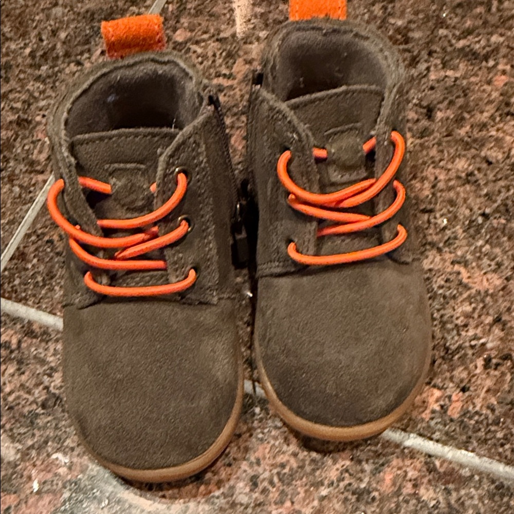 Kids Chrisjen Ugg Grey Boot with Orange Laces